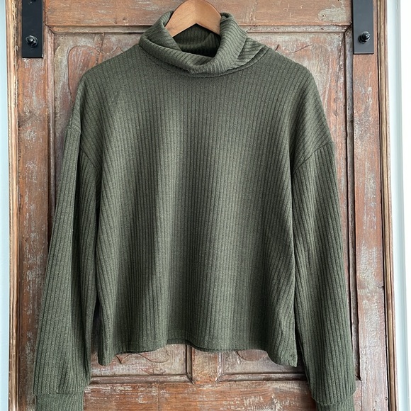 SHEIN Green Ribbed Turtle Neck Cropped Top Size L - Picture 1 of 9